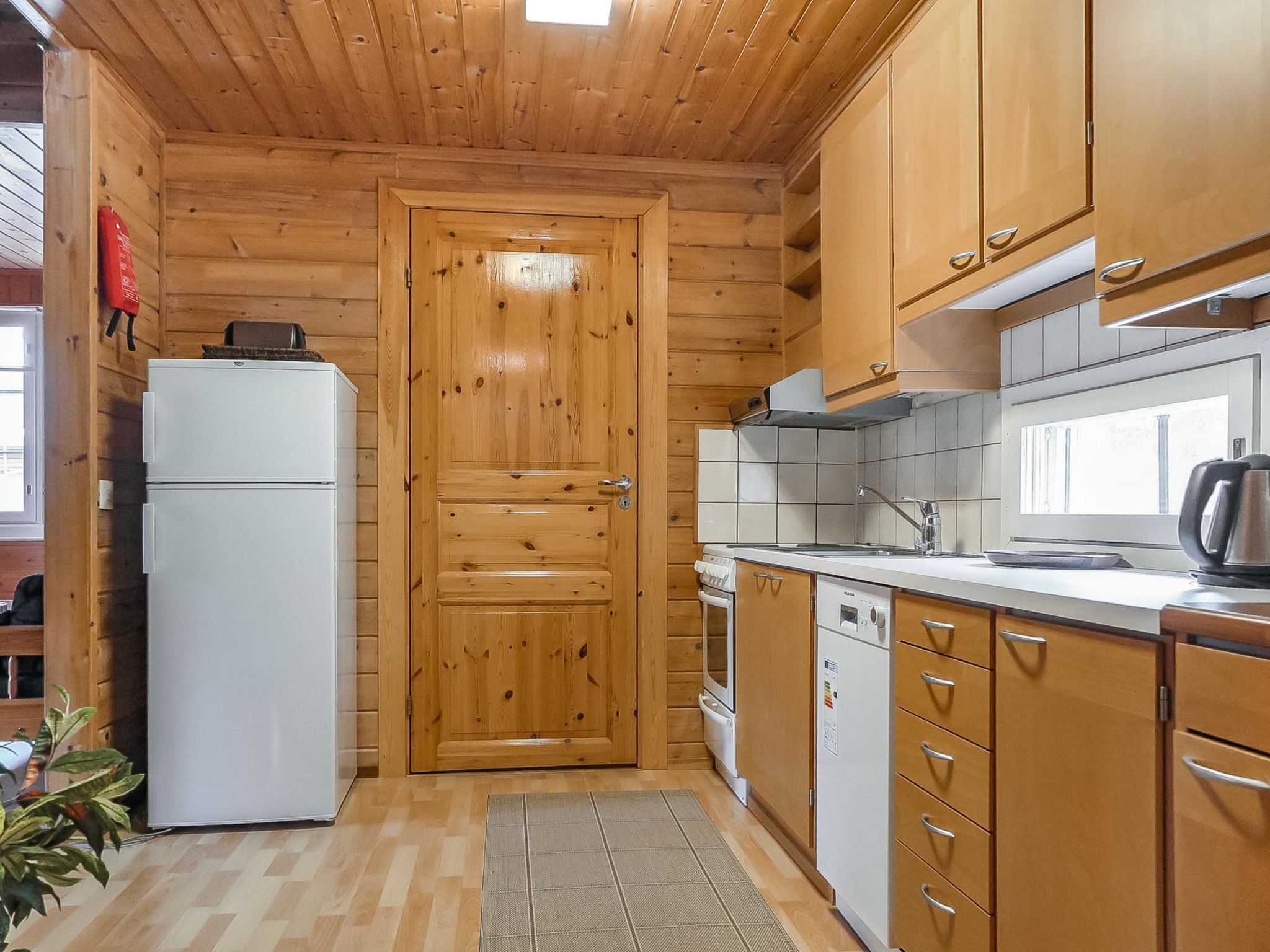 Jääkaappi, mikroaaltouuni, astianpesukone