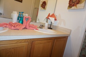 Bathroom - 300 sunset view (Davenport)