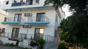 Vista frontal de la propiedad