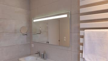 Douche, sèche-cheveux, serviettes fournies