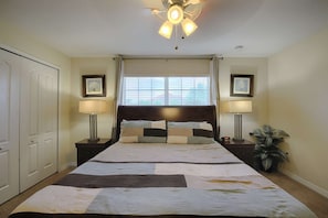 5 Schlafzimmer, Schreibtisch, Bügeleisen/Bügelbrett, Reisekinderbett