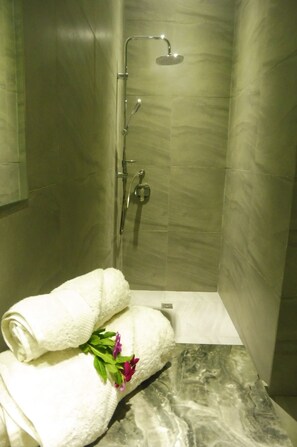 Standard Room | Bathroom shower - Winnies B&B (Nuku'alofa)