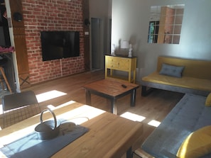 Family Apartment, 3 Bedrooms, Kitchen | 2 bedrooms, desk, laptop workspace, blackout drapes