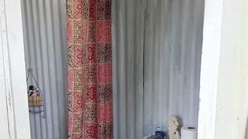 Regadera, jabón, shampoo, papel de baño