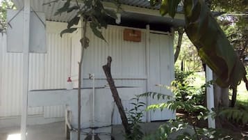 ฝักบัว, สบู่, ยาสระผม, กระดาษชำระ