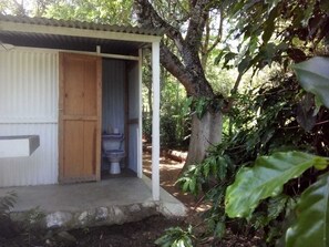 Shower, soap, shampoo, toilet paper - Casa Don Gil - Campsite (Huehuetenango)