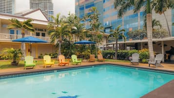 Una piscina al aire libre (de 09:00 a 18:00), tumbonas