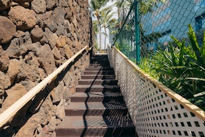 Handrails in stairways - Waikiki Heritage Hotel (Honolulu)