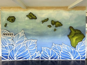 Una pared con un mapa de Hawái y las islas circundantes, incluyendo Maui y Lanai.