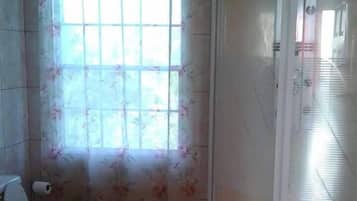 Comfort House, 4 Bedrooms | Banheiro | Chuveiro, chuveiro com efeito de chuva, toalhas de banho