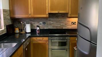 Apartamento, 2 quartos | Cozinha privada | Geladeira grande, fogão, cooktop, cafeteira/chaleira