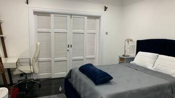Apartamento, 2 quartos | Roupa de cama, acesso para cadeiras de rodas