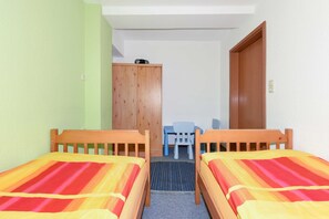 2 bedrooms, travel cot, WiFi, bed sheets