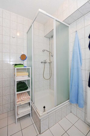 Een douche, een haardroger, handdoeken