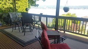 Outdoor dining - Waterfront home and private dock, close to city (Bellevue)