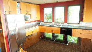 Coffee/tea maker, fridge, microwave, oven - Waterfront home and private dock, close to city (Bellevue)