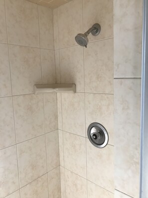 Eenpersoonskamer, 1 queensize bed | Badkamer | Een douche