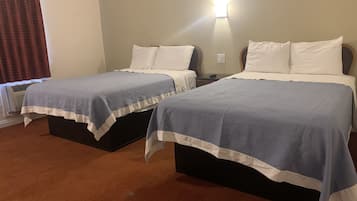 Quarto standard, 2 camas de casal | Wi-Fi de cortesia, roupa de cama