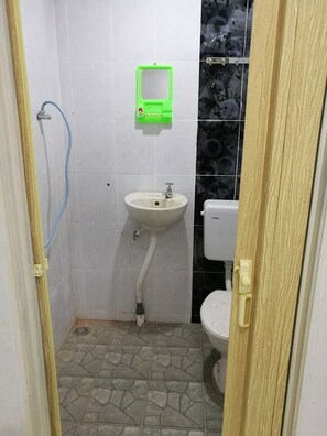 Shower, handuk, sabun, dan sampo