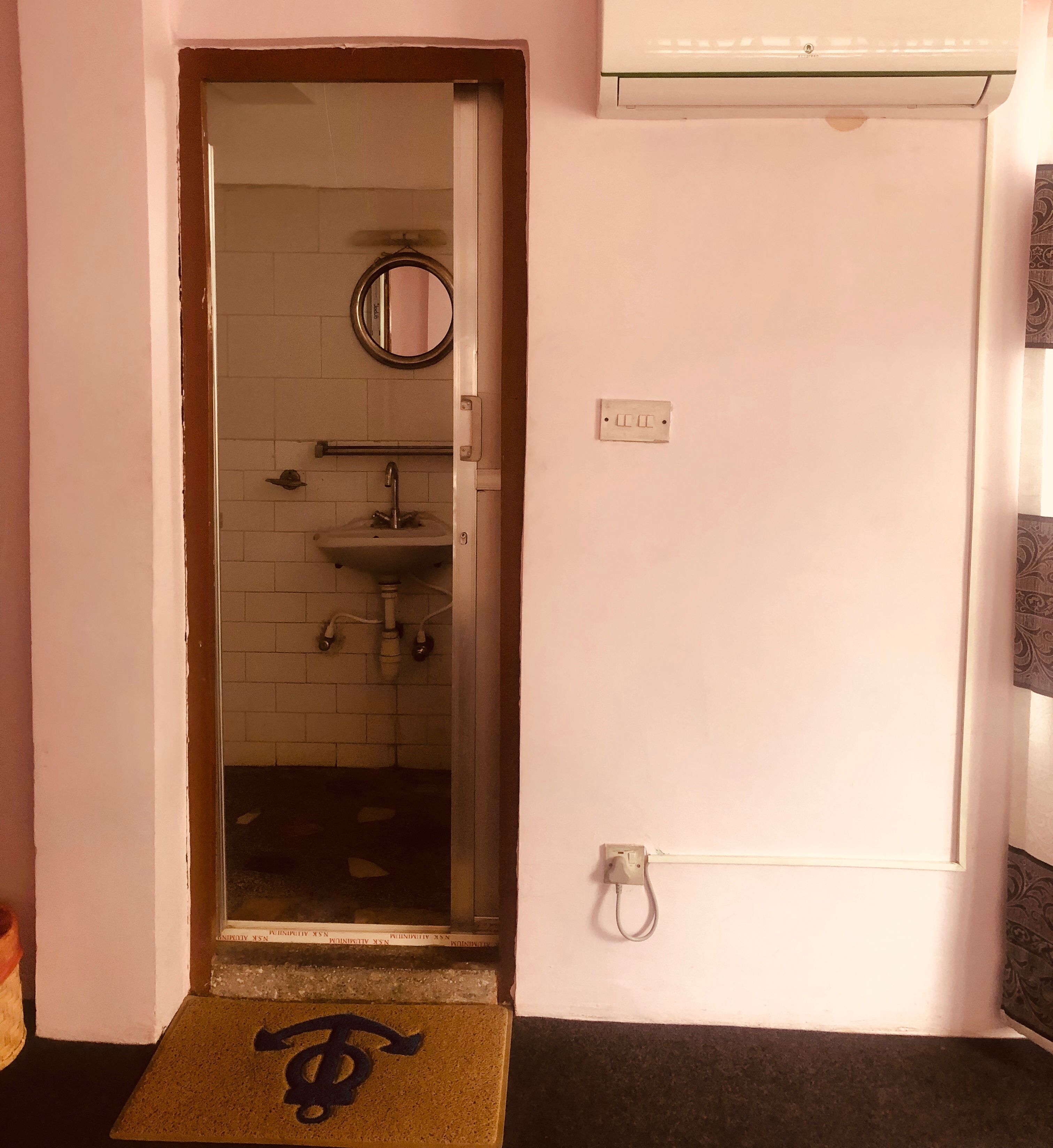Une salle de bain équipée d’un lavabo, d’un miroir et d’un porte-serviettes.