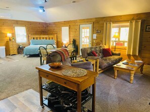 TV, fireplace, DVD player, books - Aspen Cabin-Hocking Hills (Logan)