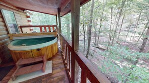 Banyera d'hidromassatge a l'aire lliure