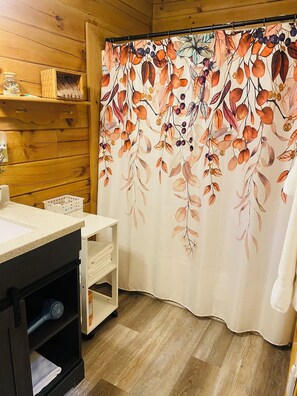 Combined shower/tub, jetted tub, hair dryer, towels - Aspen Cabin-Hocking Hills (Logan)