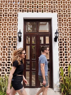 Vista frontal de la propiedad