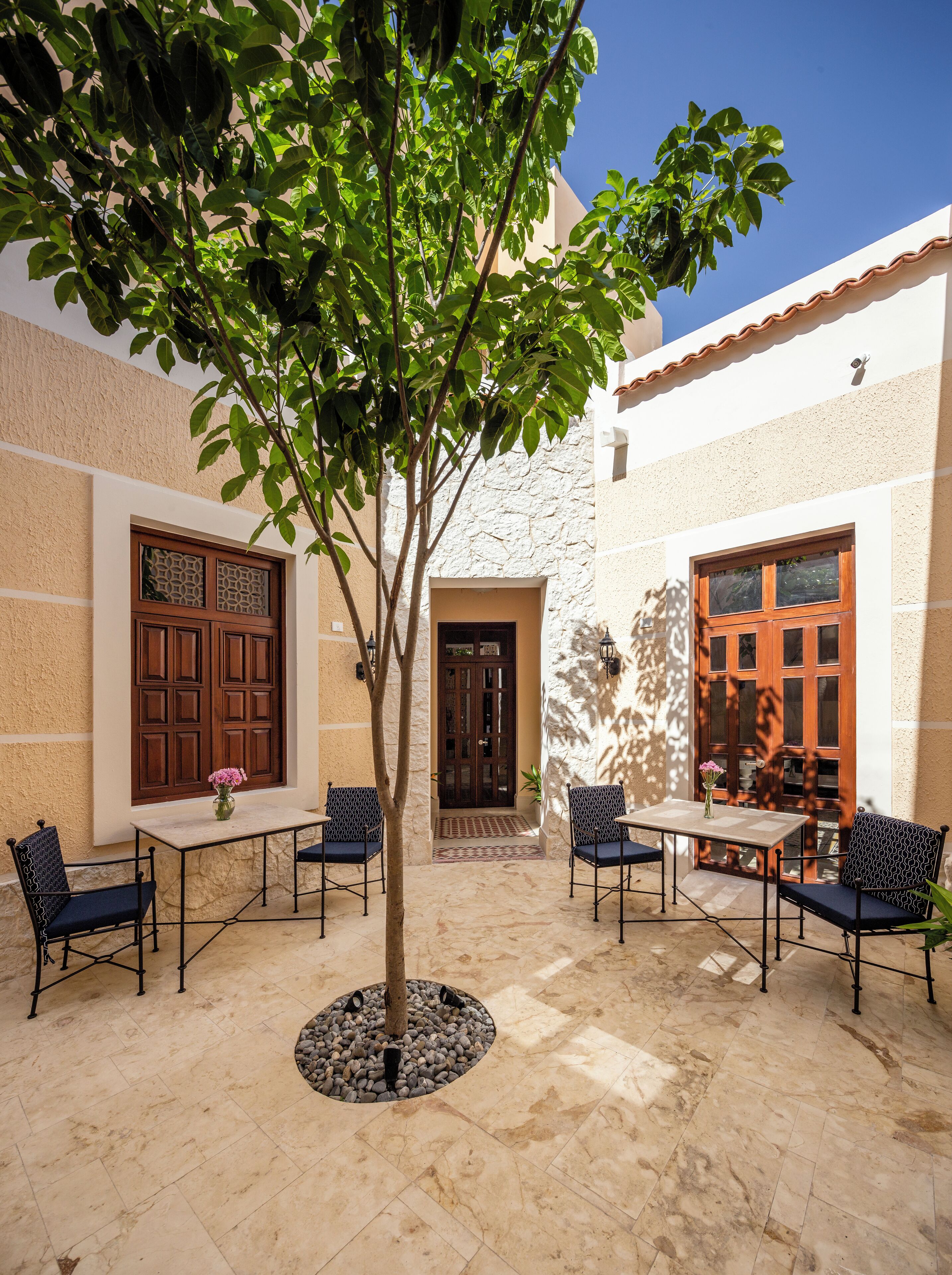 junior suite, 1 double bed | living area | smart tv