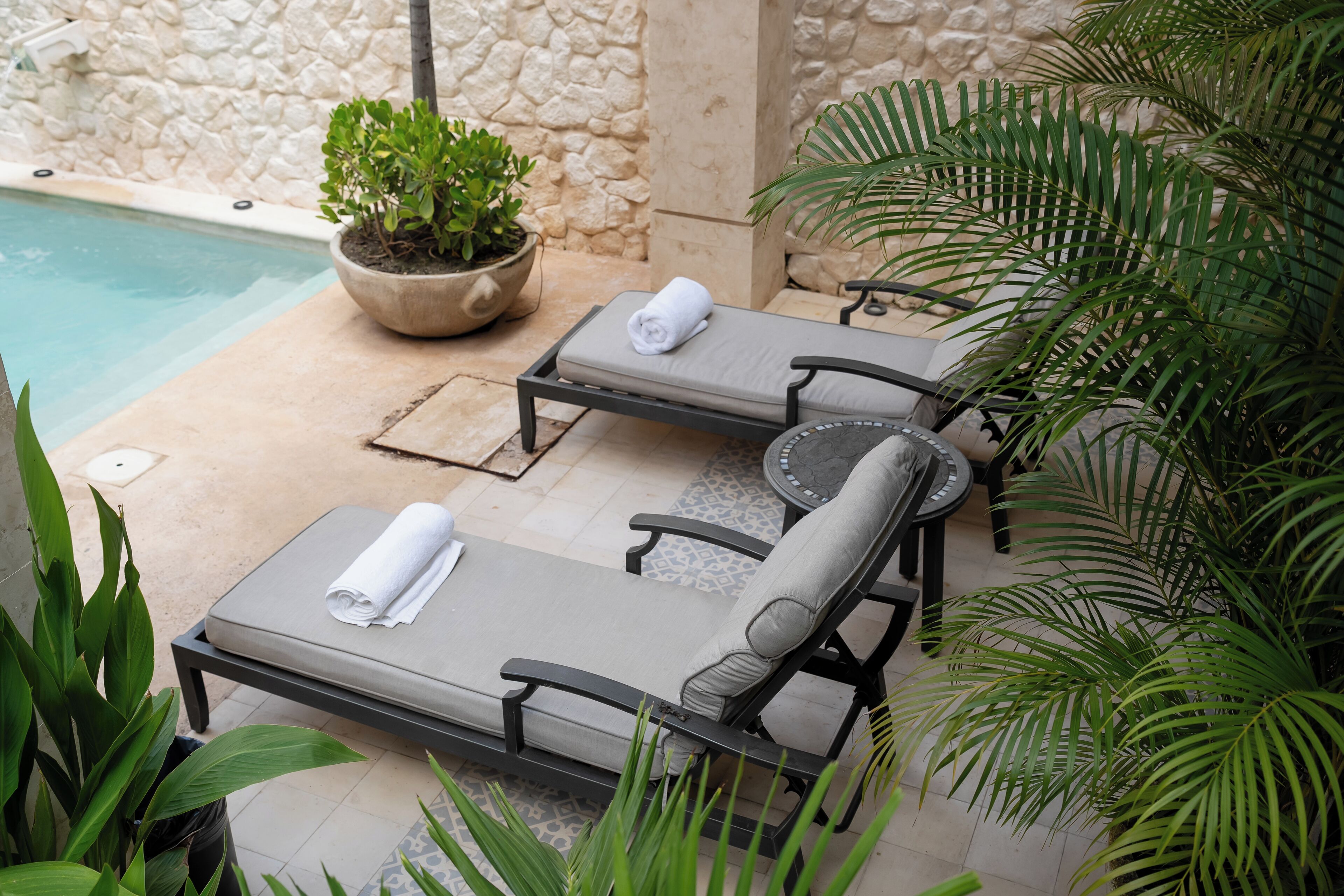 Una piscina al aire libre