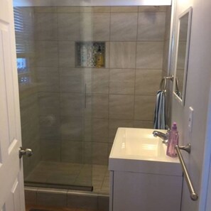 Chuveiro, secador de cabelo, toalhas de banho, sabonete