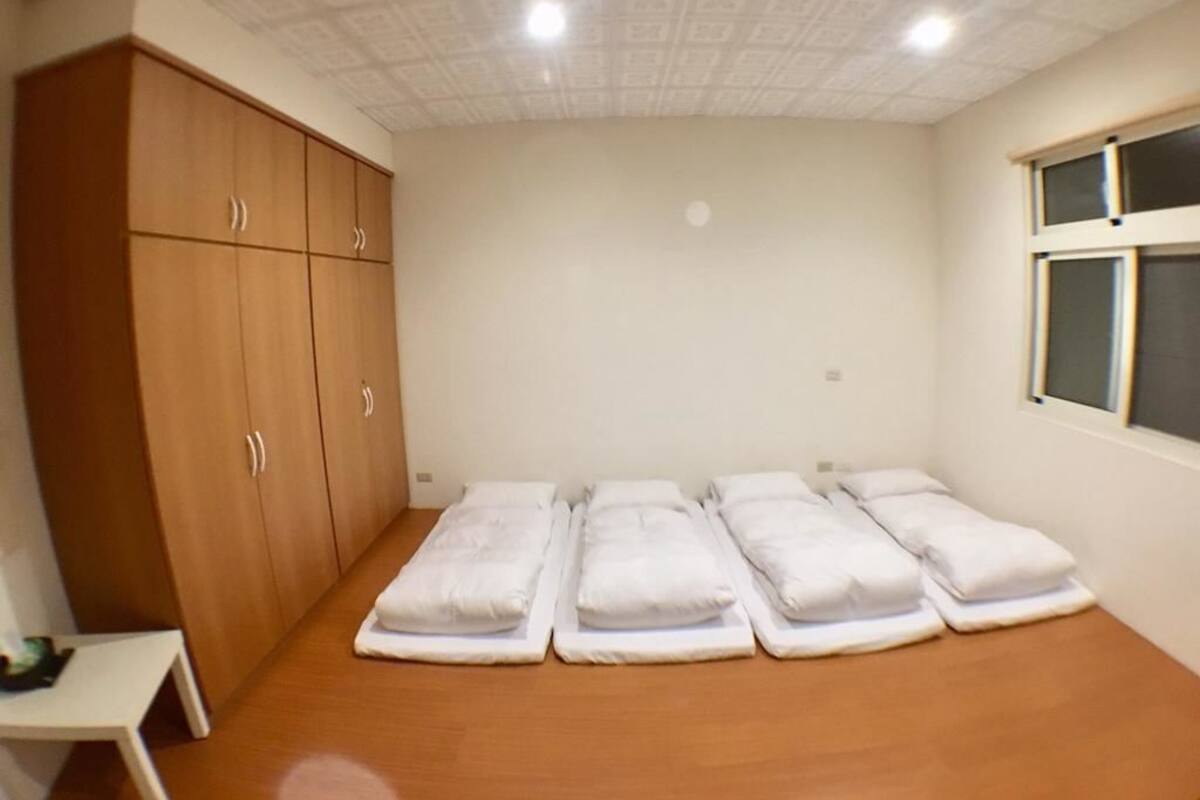 Camera familiare | Una scrivania, insonorizzazione, letti aggiuntivi (a pagamento)