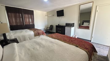 Kamar, 2 Tempat Tidur Queen, Bebas Asap Rokok | Meja kerja, setrika/meja setrika, Wi-Fi gratis, dan seprai linen