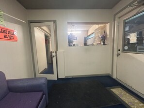 Lobby sitting area - Gateaway Motel Broken Bow NE (Broken Bow)