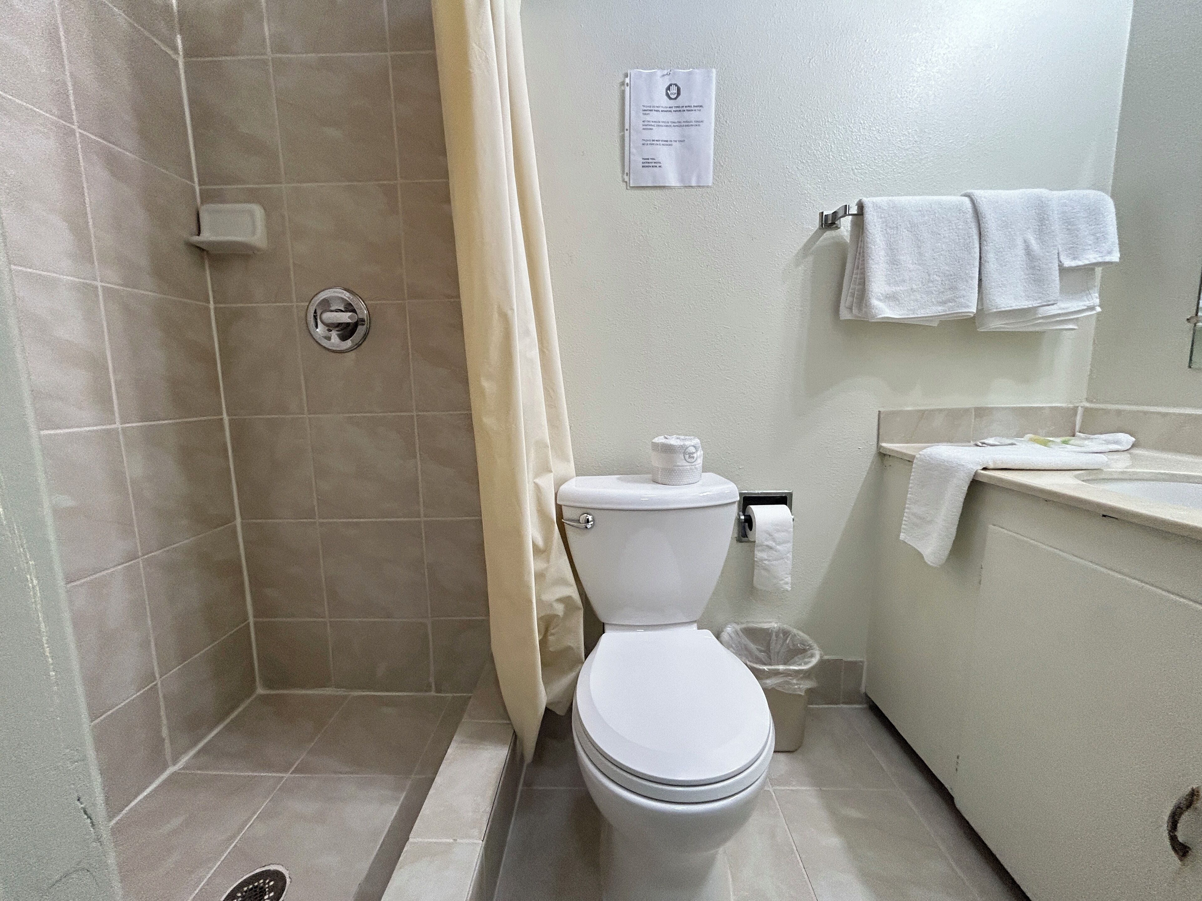 Un baño con inodoro, ducha y lavamanos.