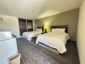 Zimmer, 2 Queen-Betten, Nichtraucher | Schreibtisch, Bügeleisen/Bügelbrett, kostenloses WLAN, Bettwäsche