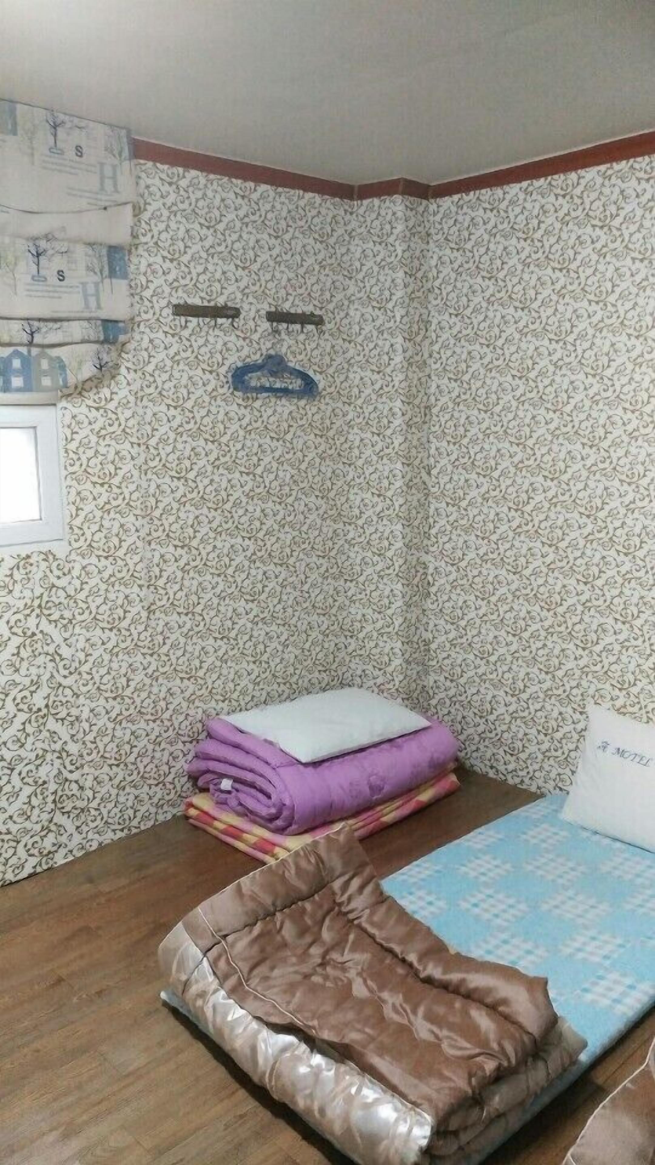 Cortinas blackout, wifi gratis y ropa de cama 