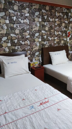 Twin Room | Blackout drapes, free WiFi, bed sheets - Gumi A Motel (Gumi)