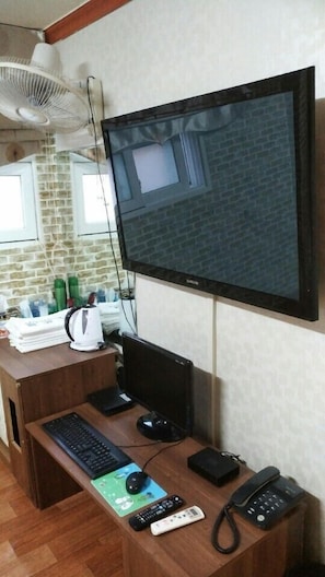 Blackout curtains, free WiFi, bed sheets - Gumi A Motel (Gumi)