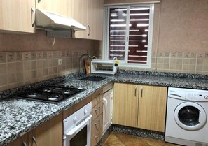 Frigorifero, forno, piano cottura, pentole/stoviglie/utensili