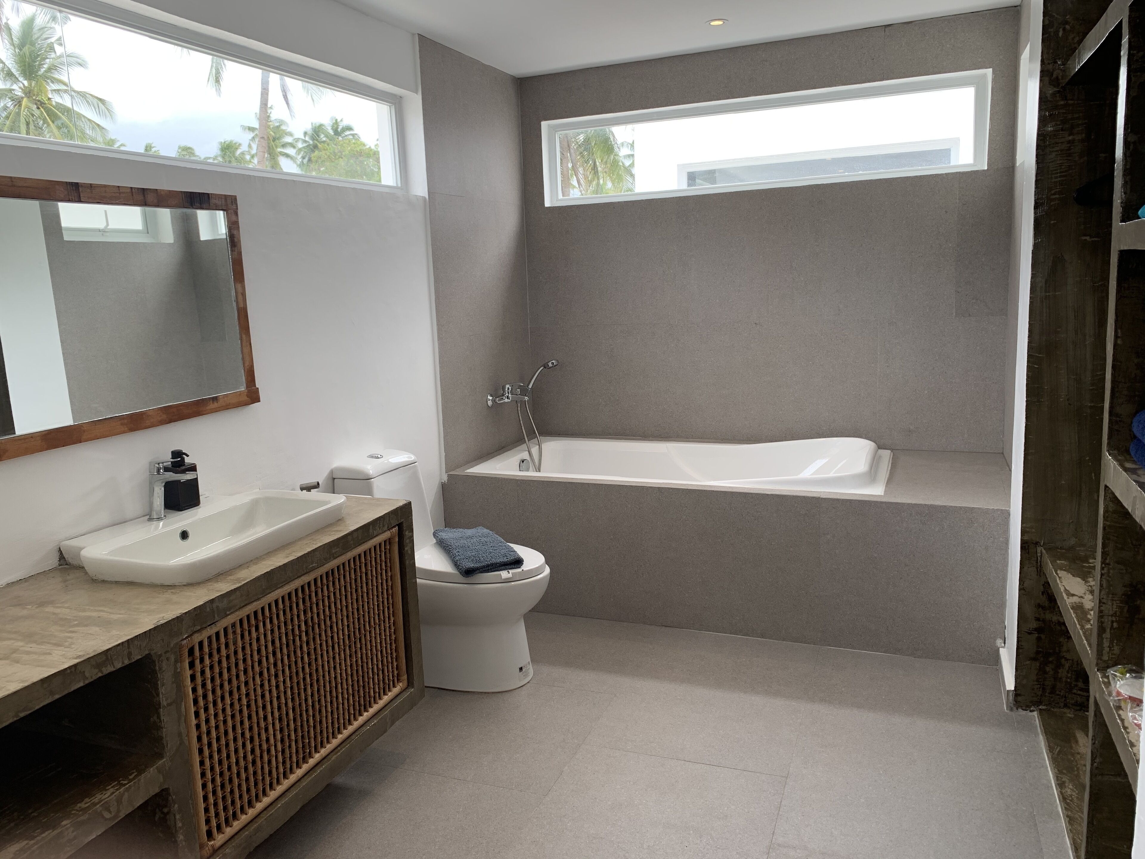 Biệt thự (Ocean Villa with Jacuzzi) | Phòng tắm | Vòi sen/bồn tắm kết hợp, đồ dùng nhà tắm miễn phí 
