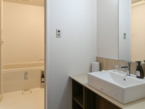 Articles de toilette (gratuits), séchoir à cheveux, pantoufles