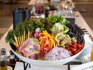 Buffet déjeuner gratuit tous les jours