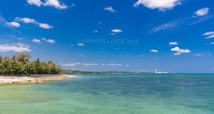 Una casa privada situada a 3 minutos a pie de la playa de Okinawa.WiFi gratis completo, mascota OK.