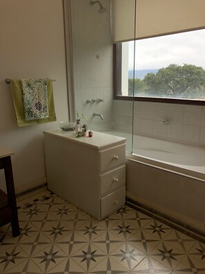Casa | Baño | Tina con regadera, bidet, toallas 