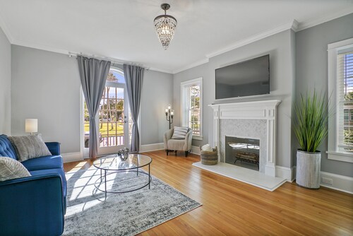  Island Luxury and Location! Between Downtown and the Beach