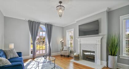 Island Luxury and Location! Between Downtown and the Beach