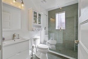 Secadora de cabello, toallas, jabón, shampoo 