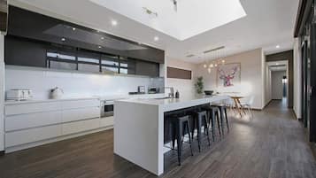 Køleskab, mikrobølgeovn, ovn, kogeplade