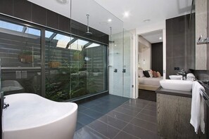 Bathtub, hair dryer, towels - Eden Place - Woodlands Yarrawonga (Yarrawonga)